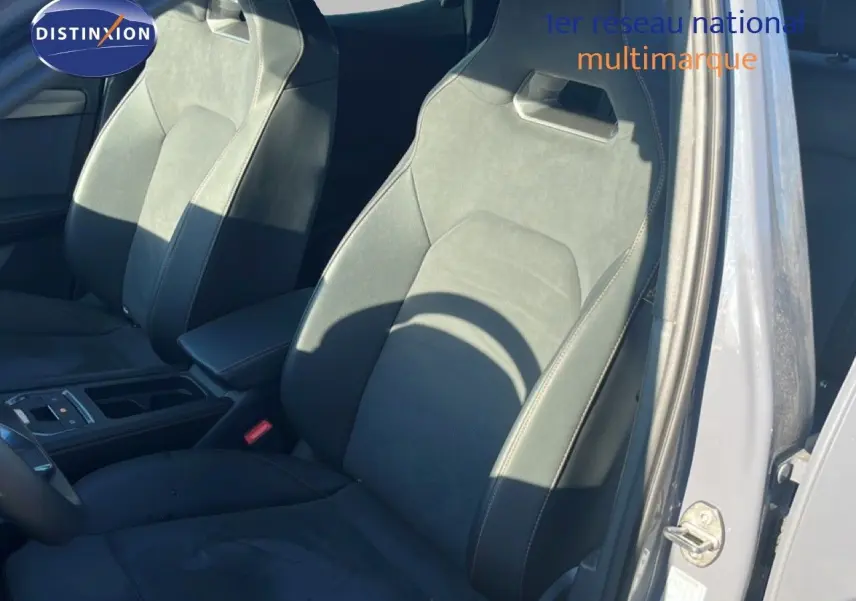 Vue intérieure des sièges avant en cuir noir du CUPRA Formentor gris magentique métal, côté conducteur avec porte ouverte.