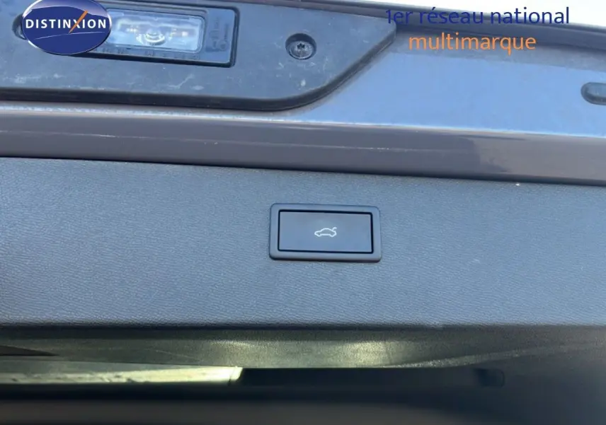 Bouton d'ouverture de coffre sur la partie intérieure du hayon d'un CUPRA Formentor gris magnétique 2025.