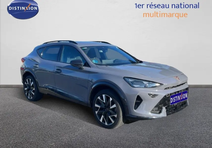 Vue 3/4 avant d'un CUPRA Formentor gris magentique métal avec jantes bi-ton et lignes sportives marquées.