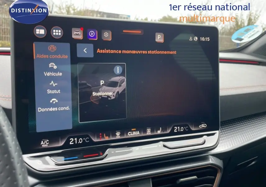 Vue intérieure centrée sur l'écran tactile du système d'assistance au stationnement du CUPRA Formentor gris métallique.