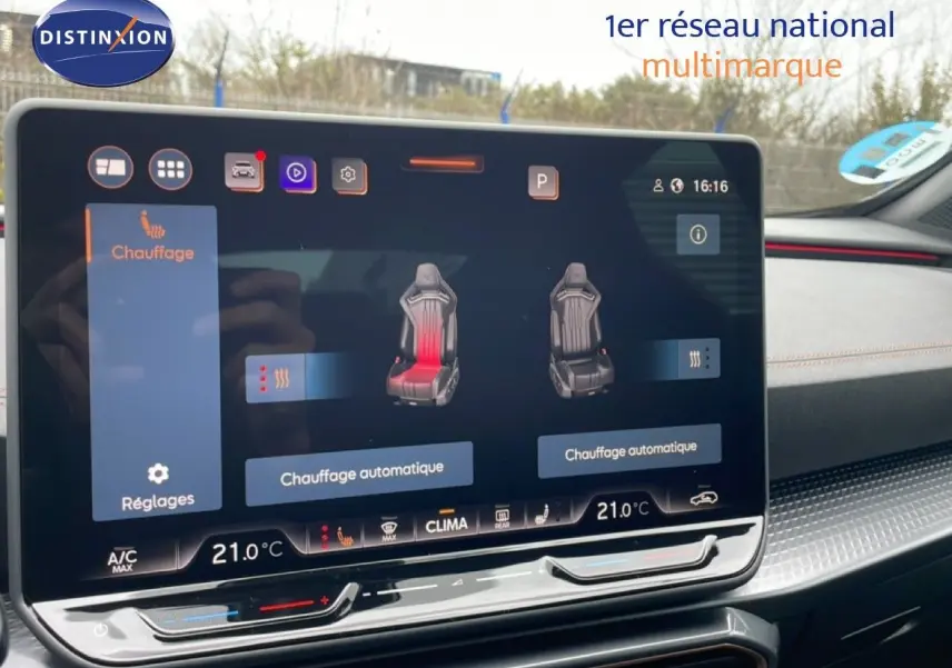 Écran tactile central affichant le réglage du chauffage des sièges dans l’habitacle du CUPRA Formentor gris magnétique.