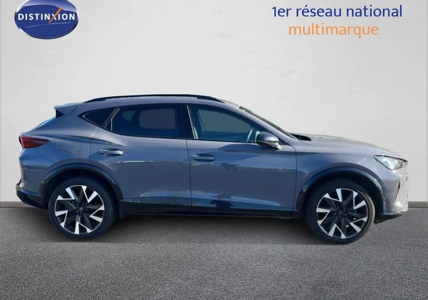 Vue latérale droite d'un CUPRA Formentor gris magnétique métallisé avec jantes noires et argentées, modèle 2025.