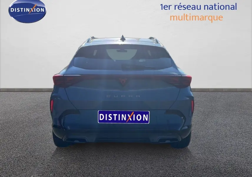 Vue arrière d'un CUPRA Formentor gris magnétique métal 2025 avec feux LED et double sortie d'échappement intégrée.