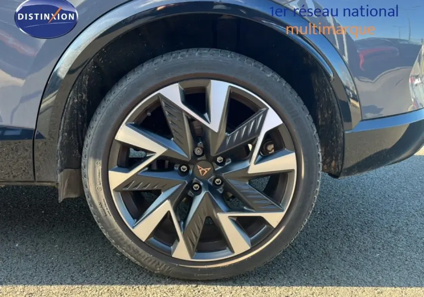 Gros plan sur la roue avant droite du CUPRA Formentor gris magnétique métal avec jante alliage bi-ton distinctive.