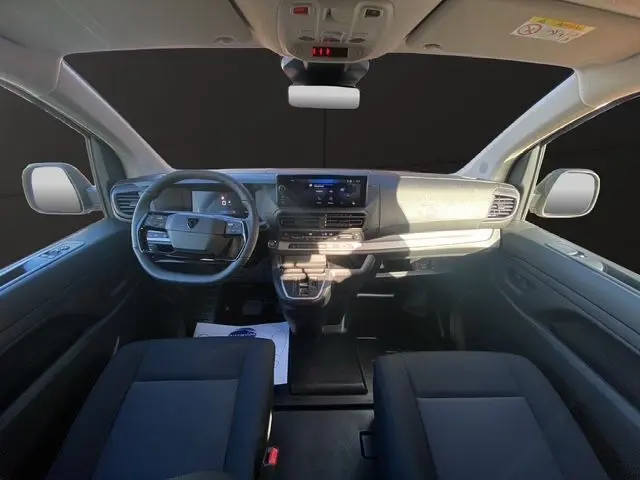 Vue intérieure avant du Peugeot Expert XL gris acier, tableau de bord avec écran tactile 10'' et volant multifonction.