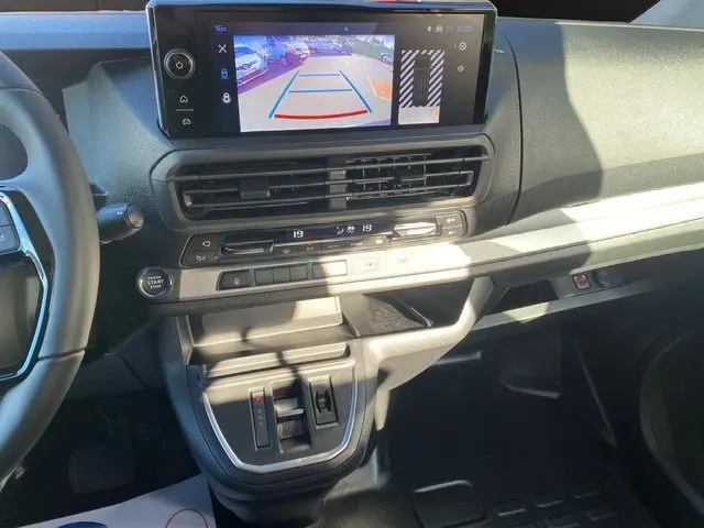Vue intérieure du tableau de bord du Peugeot Expert XL 2025, écran tactile 10'' affichant la caméra de recul, console centrale avec climatisation bi-zone.