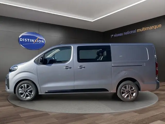 Vue latérale droite d’un Peugeot Expert Cabine Approfondie gris acier avec jantes alliage et porte coulissante.