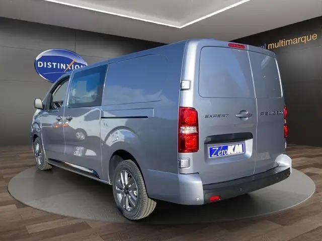 Vue 3/4 arrière droite du Peugeot Expert Cabine Approfondie gris acier avec portes arrière battantes et jantes alliage 17 pouces.