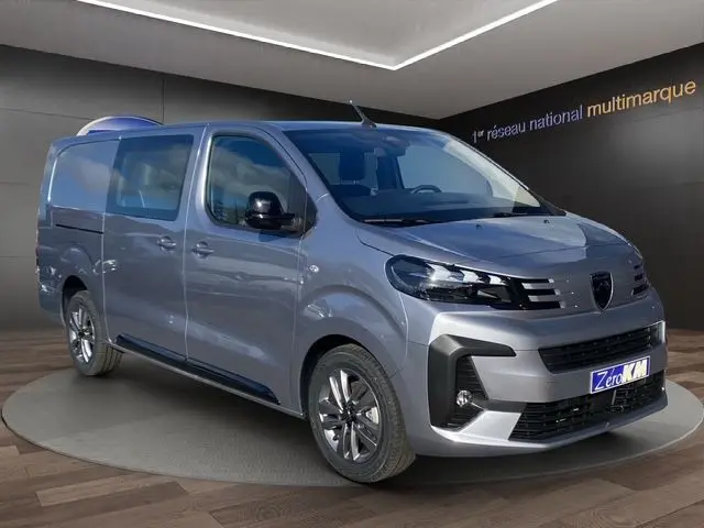 Vue 3/4 avant droit d’un Peugeot Expert Cabine Approfondie gris acier avec projecteurs full LED et jantes alliage 17 pouces.