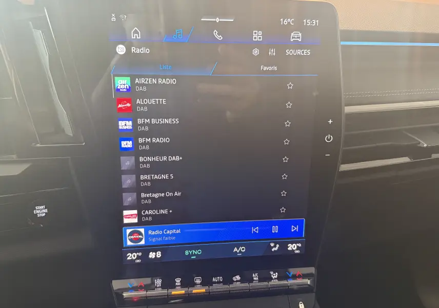 Écran tactile multimédia 12 pouces du Renault Espace VI E-Tech 200 Esprit Alpine, affichant les stations radio.