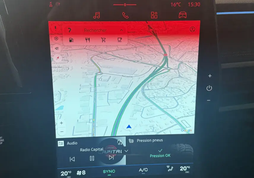 Écran tactile 12 pouces du système multimédia OpenR Link du Renault Espace VI E-Tech noir, affichant navigation et contrôle climatisation.