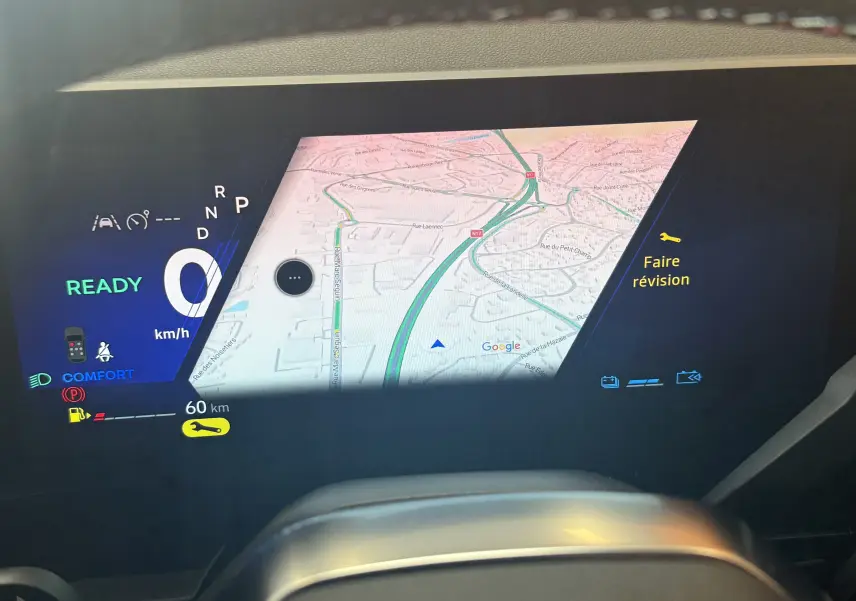 Affichage numérique du tableau de bord du Renault Espace VI E-Tech 200 Esprit Alpine, avec navigation et alertes visibles.