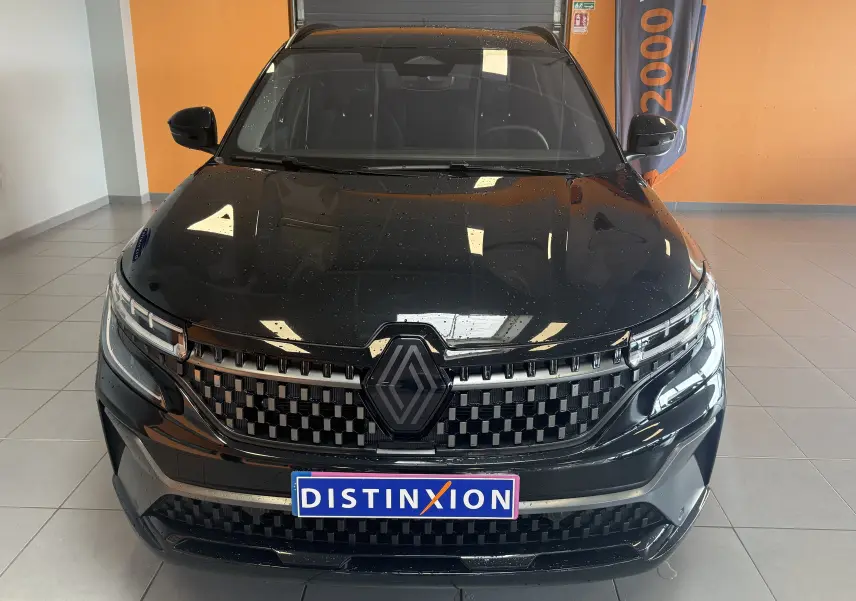 Vue avant rapprochée du Renault Espace VI E-Tech 200 Esprit Alpine noir avec calandre distinctive et logo central.