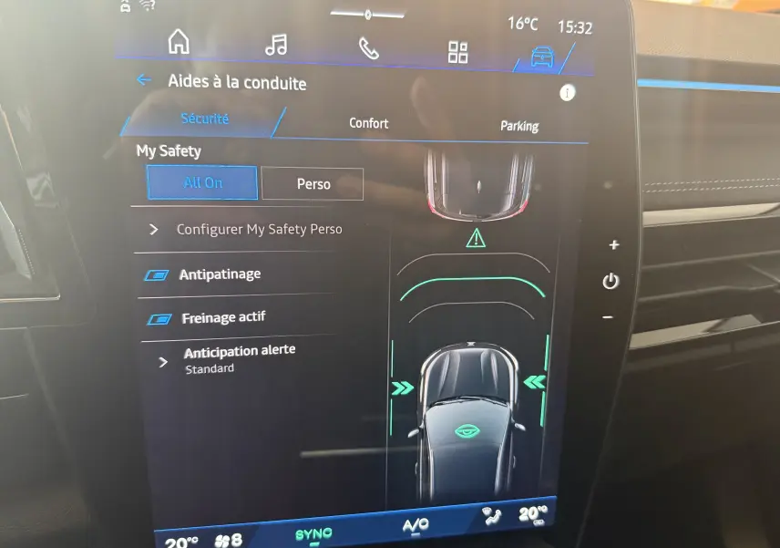 Écran tactile central du Renault Espace VI E-Tech noir montrant les aides à la conduite et la vue 3D du véhicule.