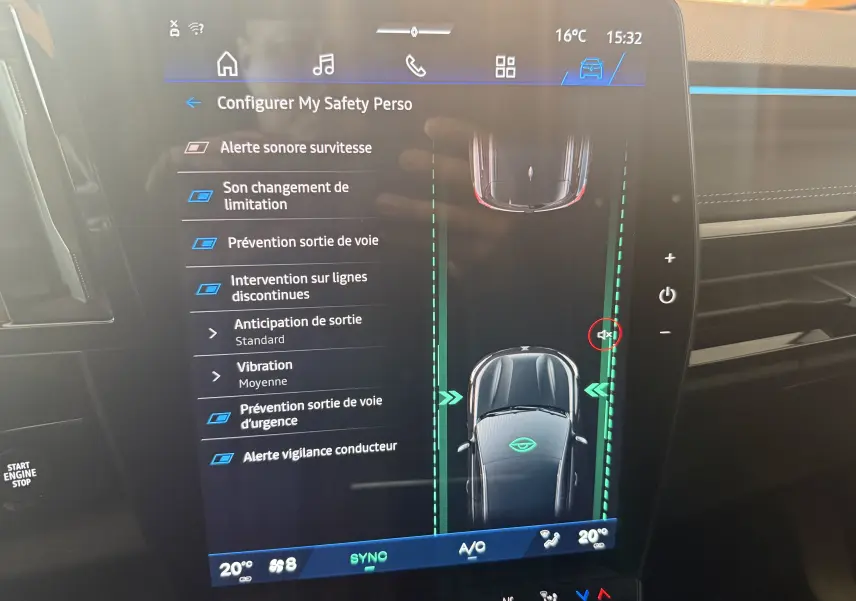 Écran tactile intérieur du Renault Espace VI E-Tech 200 Esprit Alpine montrant les réglages d’aide à la conduite.