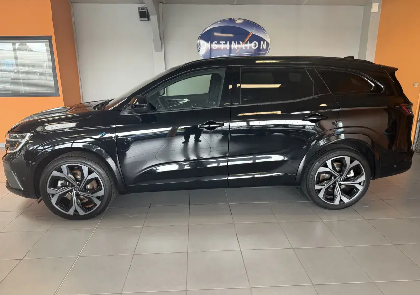 Profil côté gauche du Renault Espace VI E-Tech 200 Esprit Alpine noir, avec jantes alliage 20 pouces Daytona visibles.