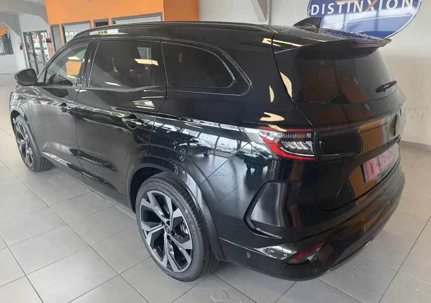 Vue 3/4 arrière droite du Renault Espace VI noir avec jantes alliage 20 pouces Daytona et vitres teintées.