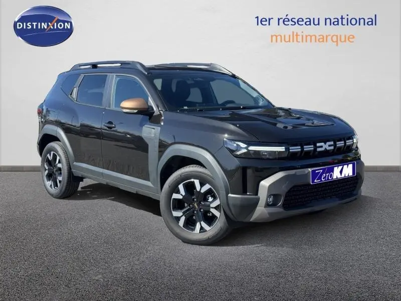 Dacia Duster noir en 3/4 avant droit, avec jantes alu bicolores et rétroviseurs couleur bronze.