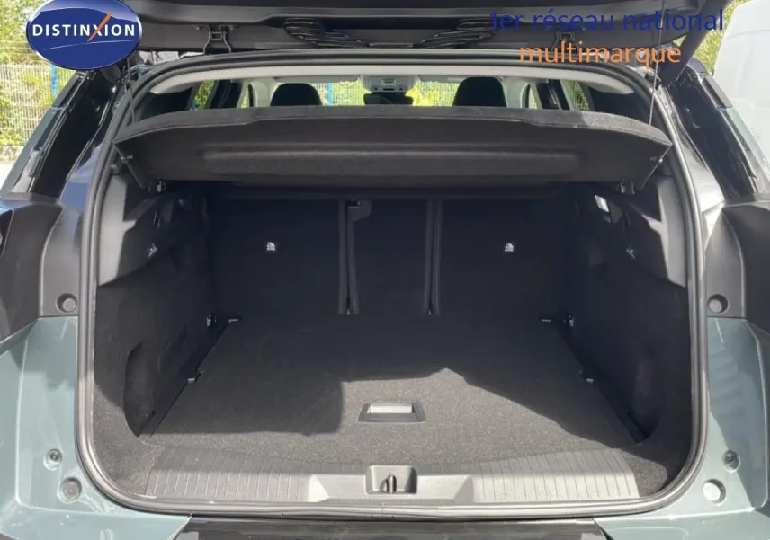 Coffre ouvert vu de l'arrière d'un Citroën C5 Aircross Hybrid vert Astoria Metal, montrant l'espace de chargement vide.