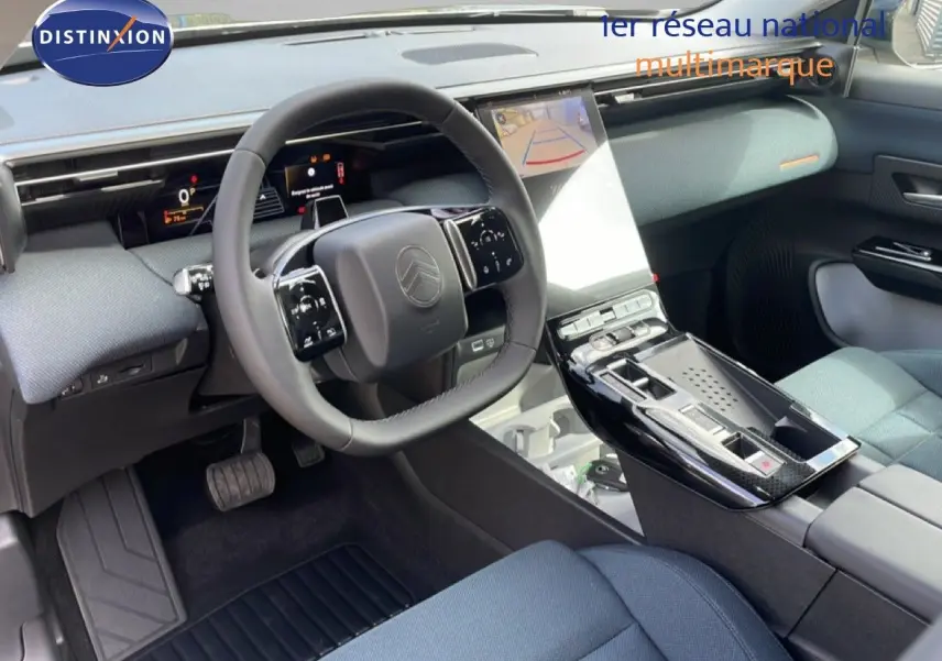Intérieur avant du Citroën C5 Aircross Hybrid vert Astoria, vue côté conducteur sur tableau de bord et console centrale tactile.