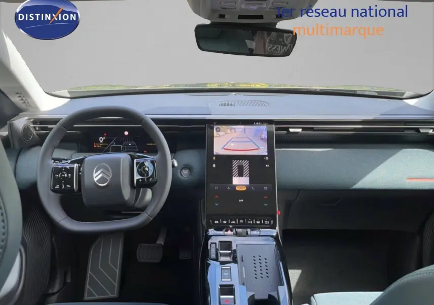 Vue intérieure avant du Citroën C5 Aircross Hybrid 145ch, tableau de bord moderne avec écran central tactile et volant multifonction.