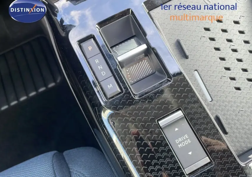 Gros plan sur la console centrale noire brillante avec sélecteur de vitesse et bouton Drive Mode du Citroën C5 Aircross Hybrid.