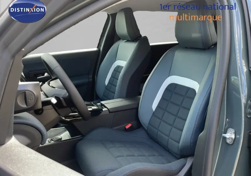 Vue intérieure côté conducteur du Citroën C5 Aircross Hybrid vert Astoria, mettant en valeur les sièges tissu et cuir bicolores.