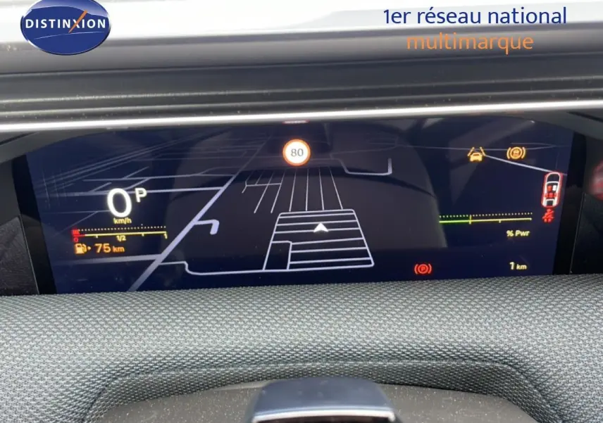 Affichage numérique du tableau de bord du Citroën C5 Aircross Hybrid, montrant la vitesse à 0 km/h et l'autonomie restante.