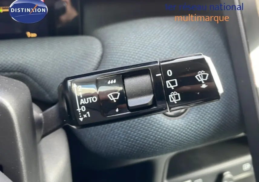 Gros plan sur la commande d’essuie-glace du Citroën C5 Aircross Hybrid, avec détails des réglages visibles.