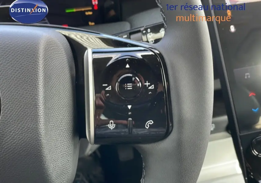 Gros plan sur les commandes au volant du Citroën C5 Aircross Hybrid, finition cuir noir avec boutons multifonctions.