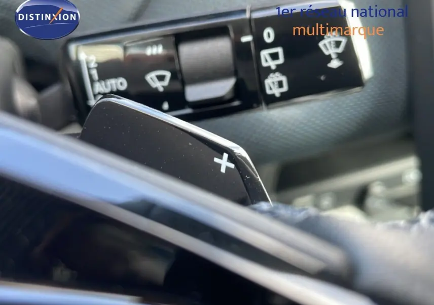 Gros plan sur la palette de changement de vitesse droite et le commodo d'essuie-glace du Citroën C5 Aircross Hybrid.