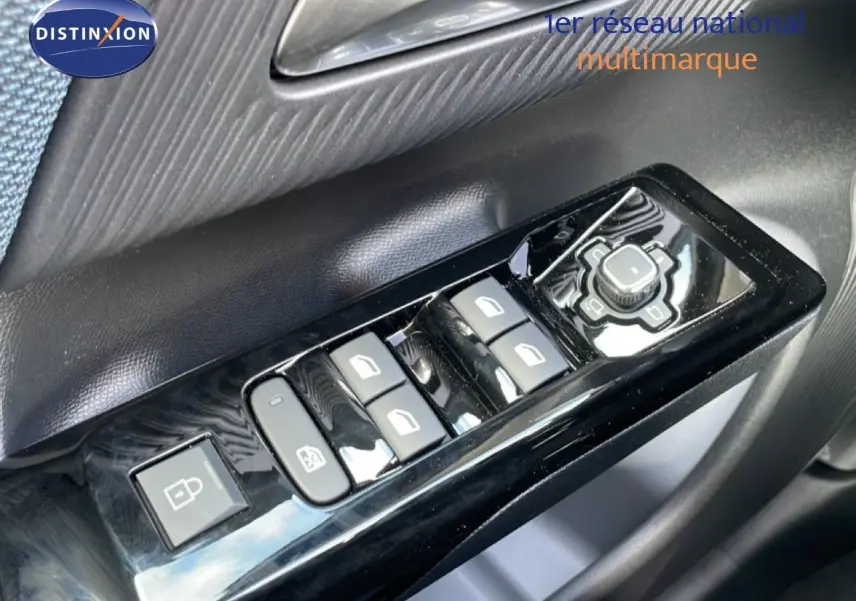 Gros plan sur les commandes de lève-vitres et réglage des rétroviseurs côté conducteur d'une Citroën C5 Aircross Hybrid.