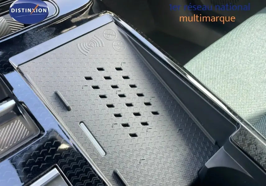 Gros plan sur la console centrale du Citroën C5 Aircross Hybrid, mettant en valeur un espace de rangement avec surface texturée.