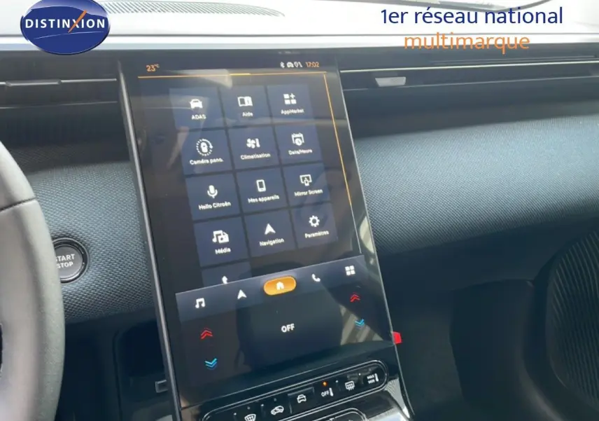 Vue intérieure du tableau de bord du Citroën C5 Aircross Hybrid avec écran tactile central et finition noire moderne.