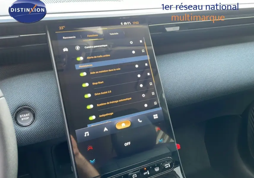 Vue rapprochée de l’écran tactile central du tableau de bord du Citroën C5 Aircross Hybrid vert Astoria, avec bouton Start/Stop visible.