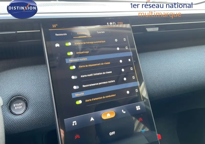 Écran tactile central du tableau de bord du Citroën C5 Aircross Hybrid, vue intérieure côté passager.