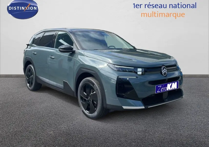 Vue 3/4 avant gauche d'un Citroën C5 Aircross Hybrid vert Astoria métallisé avec jantes noires et calandre distinctive.