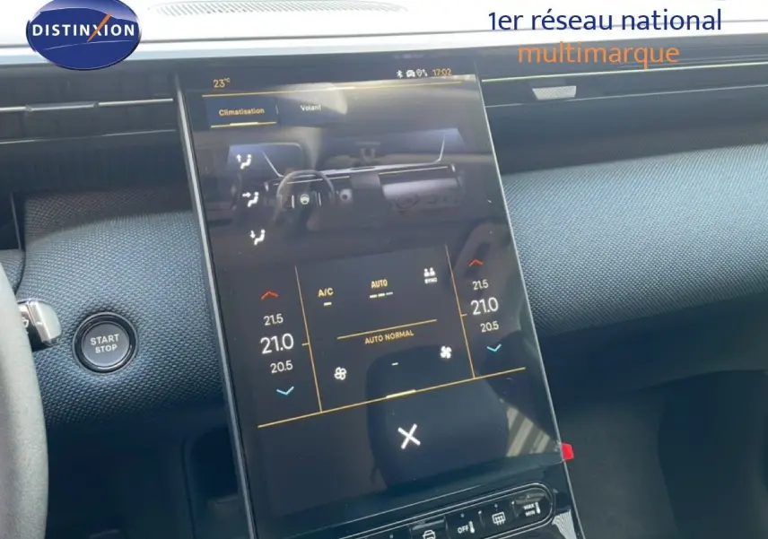 Vue rapprochée de la console centrale tactile du Citroën C5 Aircross Hybrid, avec bouton Start/Stop visible.