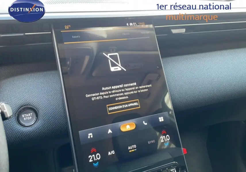 Gros plan sur l’écran tactile central du tableau de bord du Citroën C5 Aircross Hybrid, ambiance intérieure moderne.