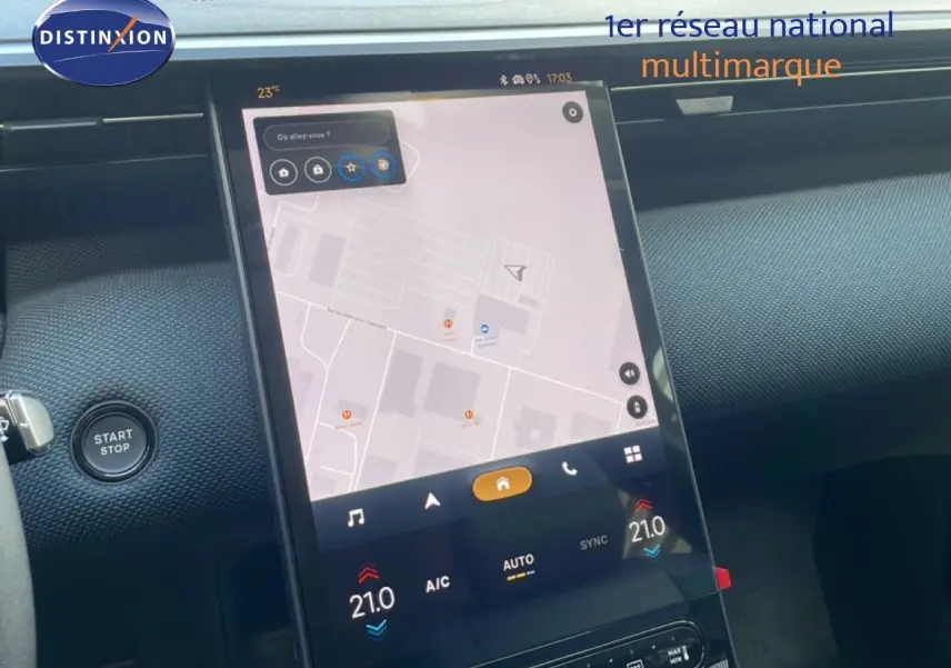 Vue rapprochée de l’écran tactile central du Citroën C5 Aircross Hybrid avec navigation et commandes climatisation.