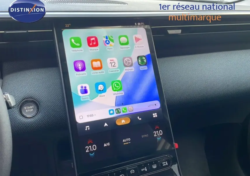 Vue rapprochée de la console centrale tactile du Citroën C5 Aircross Hybrid vert Astoria, affichant l'interface multimédia.