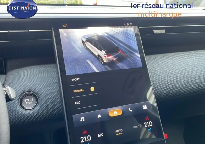Vue rapprochée de l’écran tactile central du Citroën C5 Aircross Hybrid, affichant les modes de conduite et la climatisation.