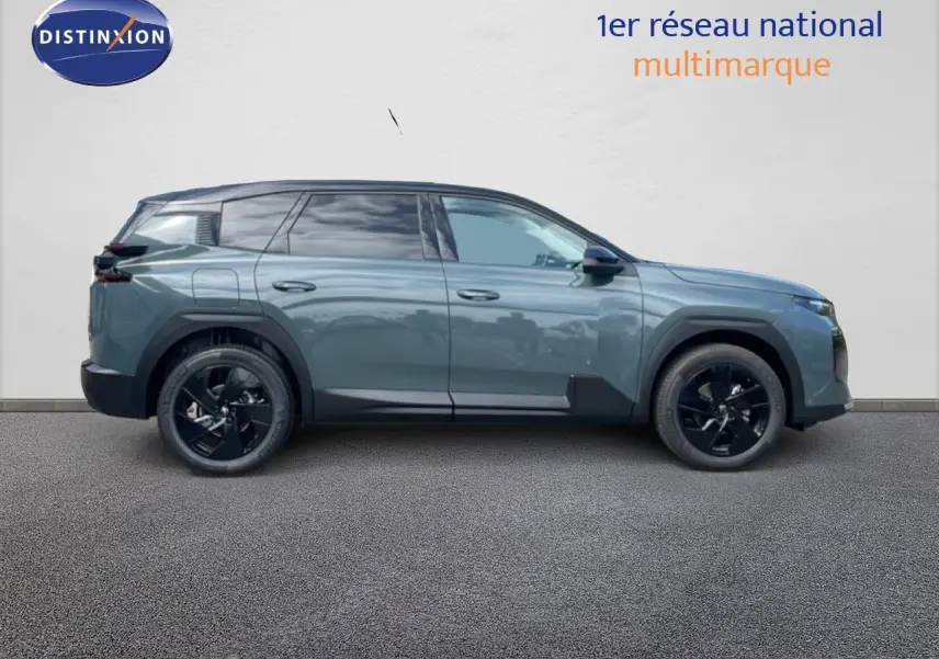 Profil droit du Citroën C5 Aircross Hybrid vert Astoria métallisé avec jantes noires et lignes modernes.