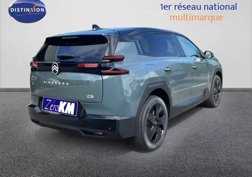 Vue 3/4 arrière droite du Citroën C5 Aircross Hybrid vert Astoria métallisé avec toit noir et jantes noires.