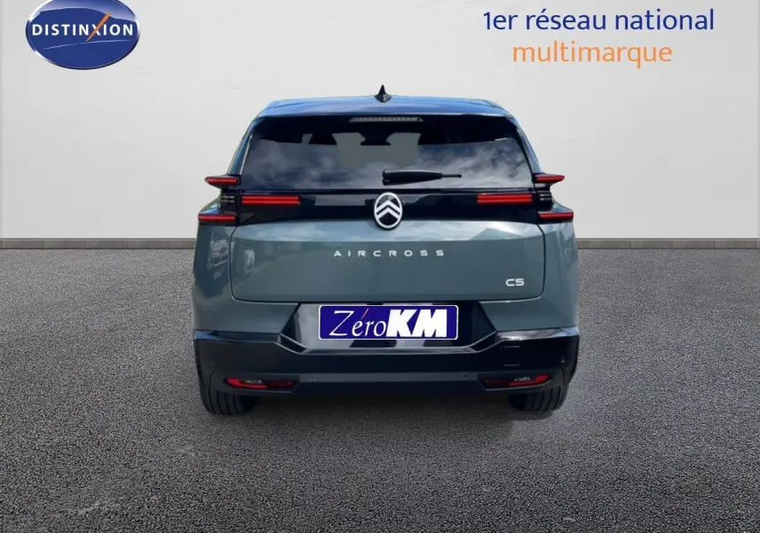 Vue arrière d'un Citroën C5 Aircross Hybrid 145ch en vert Astoria Metal avec feux arrière horizontaux rouges.