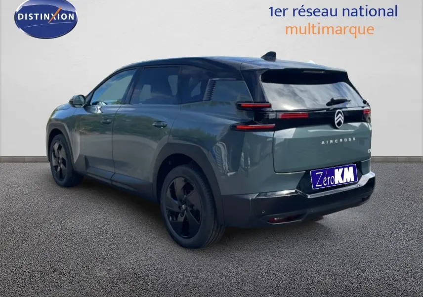 Vue 3/4 arrière droite du Citroën C5 Aircross Hybrid vert Astoria métallisé avec jantes noires et feux arrière LED fins.