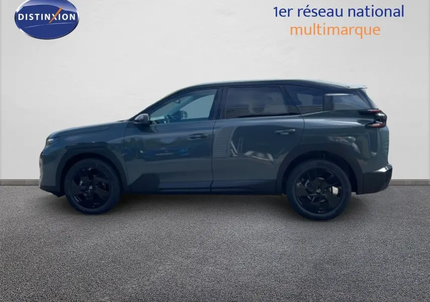 Vue de profil côté gauche du Citroën C5 Aircross Hybrid vert Astoria métallisé avec jantes noires et détails modernes.