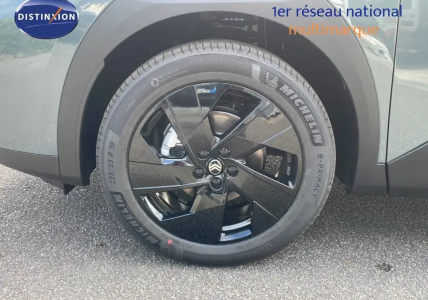 Gros plan sur la roue avant droite noire brillante du Citroën C5 Aircross Hybrid vert Astoria métal.