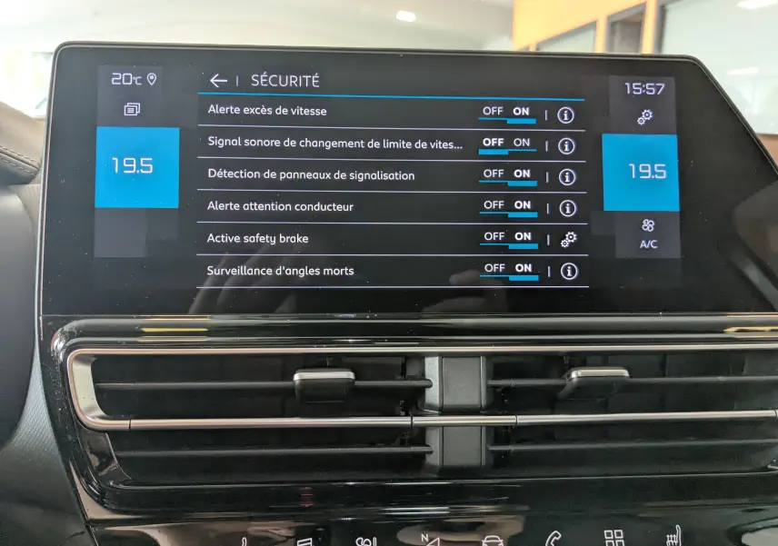 Écran tactile central du Citroën C5 Aircross 2024 affichant les réglages de sécurité avec commandes climatisation à 19,5°C.