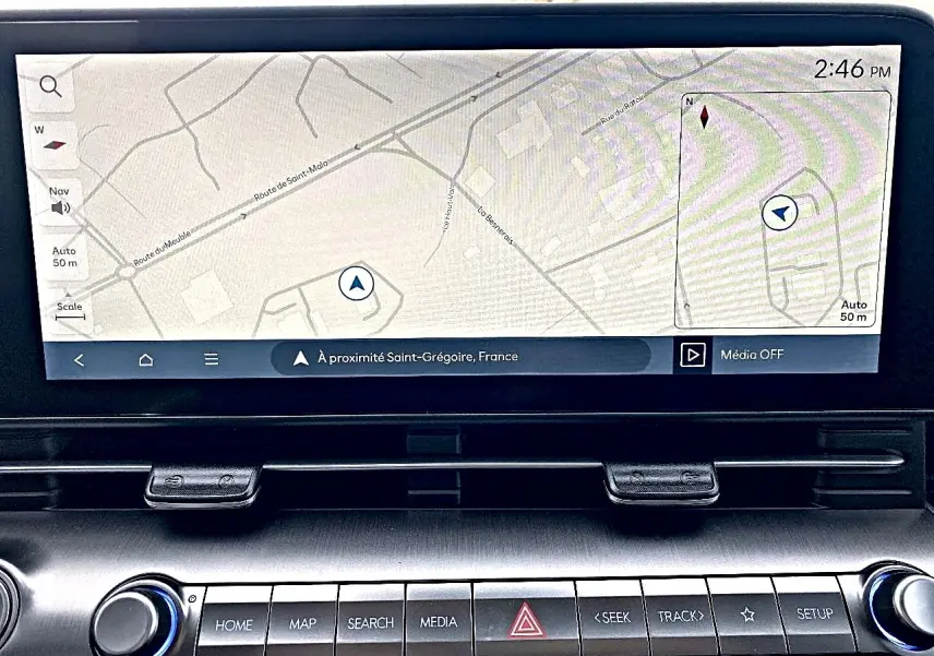Écran tactile central du Hyundai Kona 2025 affichant la navigation, vue intérieure du tableau de bord.